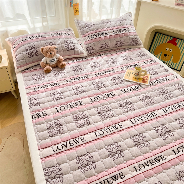 91家纺网 家纺一手货源 找家纺 慕木家纺 2025新款大床款牛奶绒印花床褥垫系列 床褥垫-比心