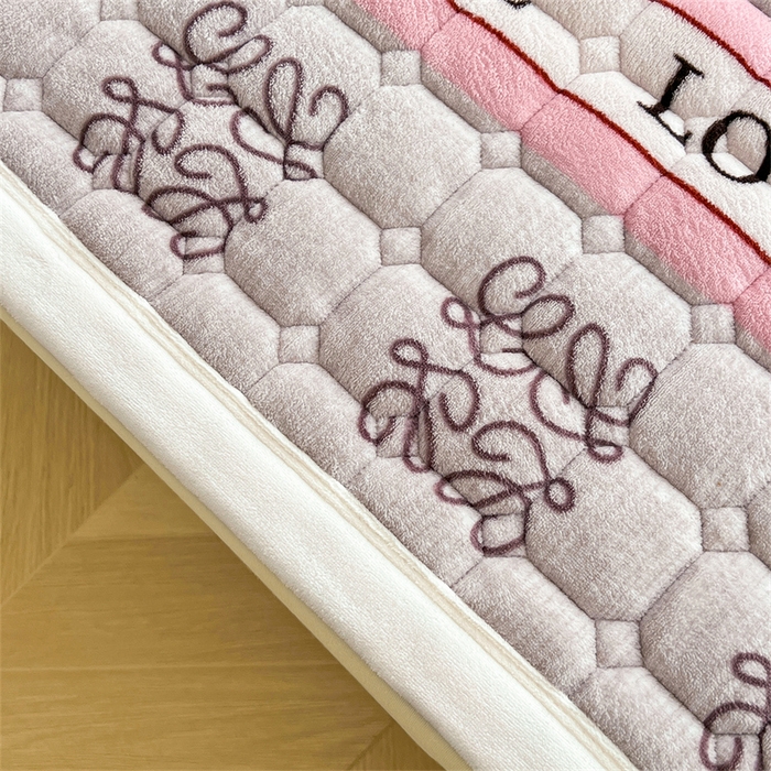 91家纺网 家纺一手货源 找家纺 慕木家纺 2025新款大床款牛奶绒印花床褥垫系列 床褥垫-比心