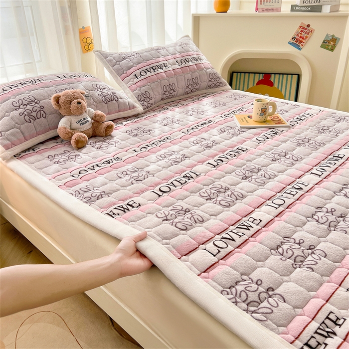 91家纺网 家纺一手货源 找家纺 慕木家纺 2025新款大床款牛奶绒印花床褥垫系列 床褥垫-比心