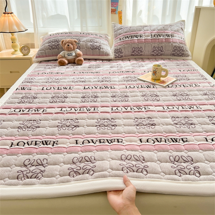 91家纺网 家纺一手货源 找家纺 慕木家纺 2025新款大床款牛奶绒印花床褥垫系列 床褥垫-比心