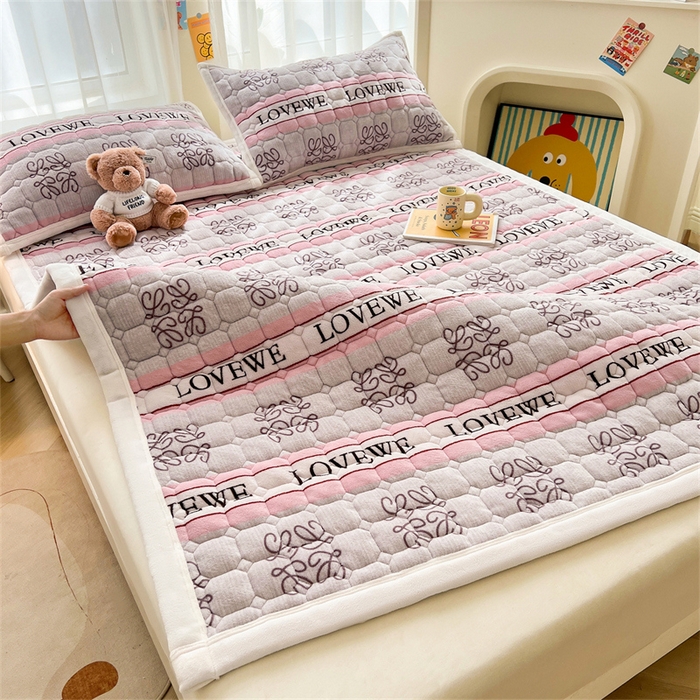 91家纺网 家纺一手货源 找家纺 慕木家纺 2025新款大床款牛奶绒印花床褥垫系列 床褥垫-比心