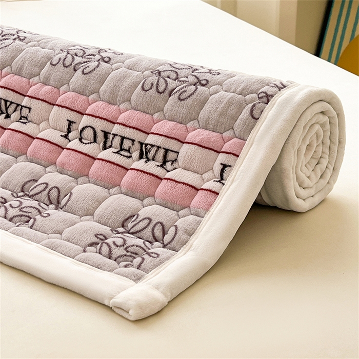 91家纺网 家纺一手货源 找家纺 慕木家纺 2025新款大床款牛奶绒印花床褥垫系列 床褥垫-比心