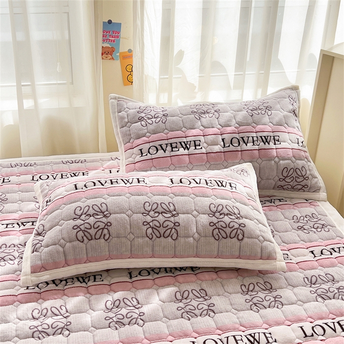 91家纺网 家纺一手货源 找家纺 慕木家纺 2025新款大床款牛奶绒印花床褥垫系列 床褥垫-比心