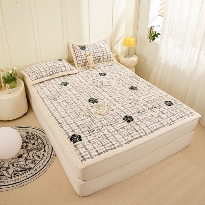 91家纺网 家纺一手货源 找家纺 慕木家纺 2025新款大床款牛奶绒印花床褥垫系列 床褥垫-黑玫瑰