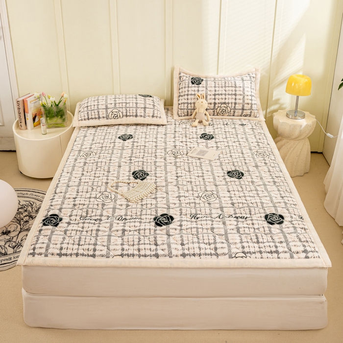 91家纺网 家纺一手货源 找家纺 慕木家纺 2025新款大床款牛奶绒印花床褥垫系列 床褥垫-黑玫瑰