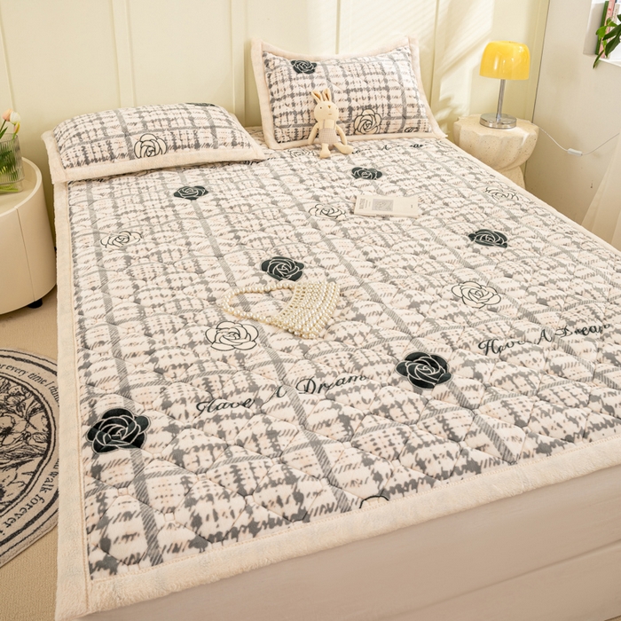 91家纺网 家纺一手货源 找家纺 慕木家纺 2025新款大床款牛奶绒印花床褥垫系列 床褥垫-黑玫瑰