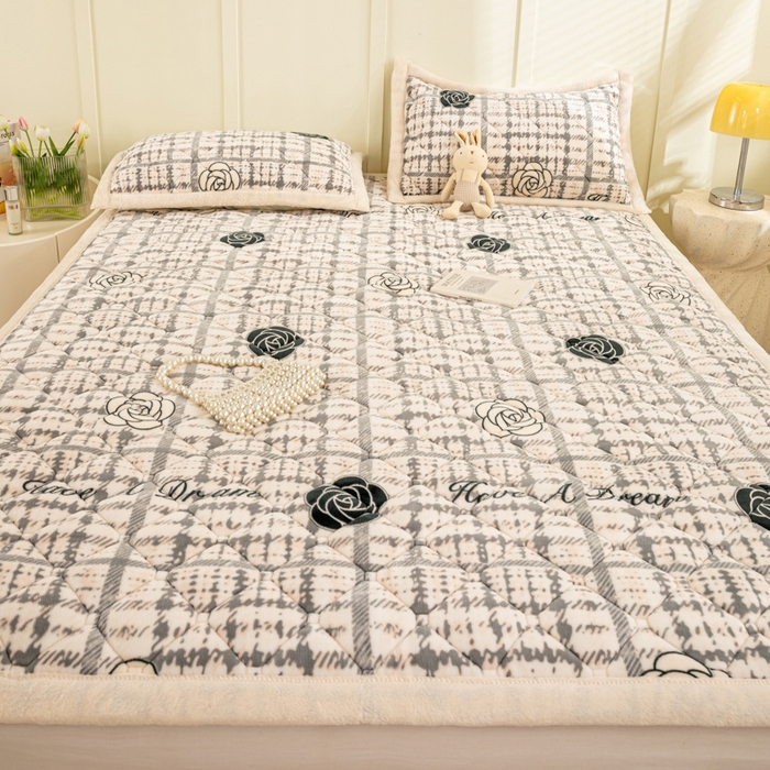 91家纺网 家纺一手货源 找家纺 慕木家纺 2025新款大床款牛奶绒印花床褥垫系列 床褥垫-黑玫瑰