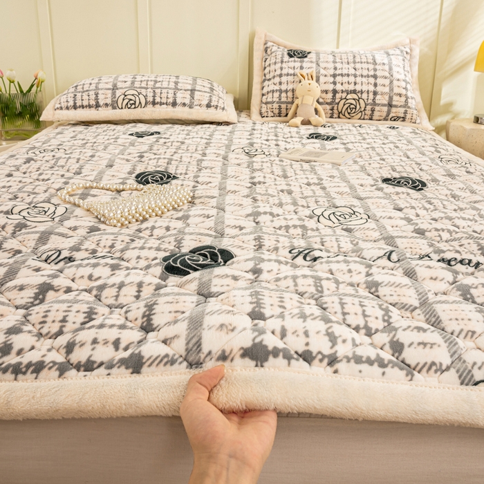 91家纺网 家纺一手货源 找家纺 慕木家纺 2025新款大床款牛奶绒印花床褥垫系列 床褥垫-黑玫瑰