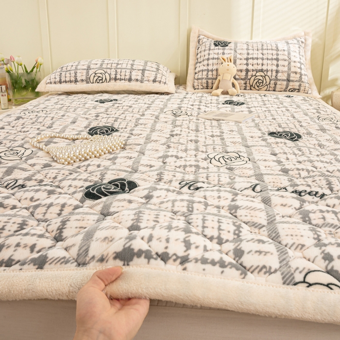 91家纺网 家纺一手货源 找家纺 慕木家纺 2025新款大床款牛奶绒印花床褥垫系列 床褥垫-黑玫瑰