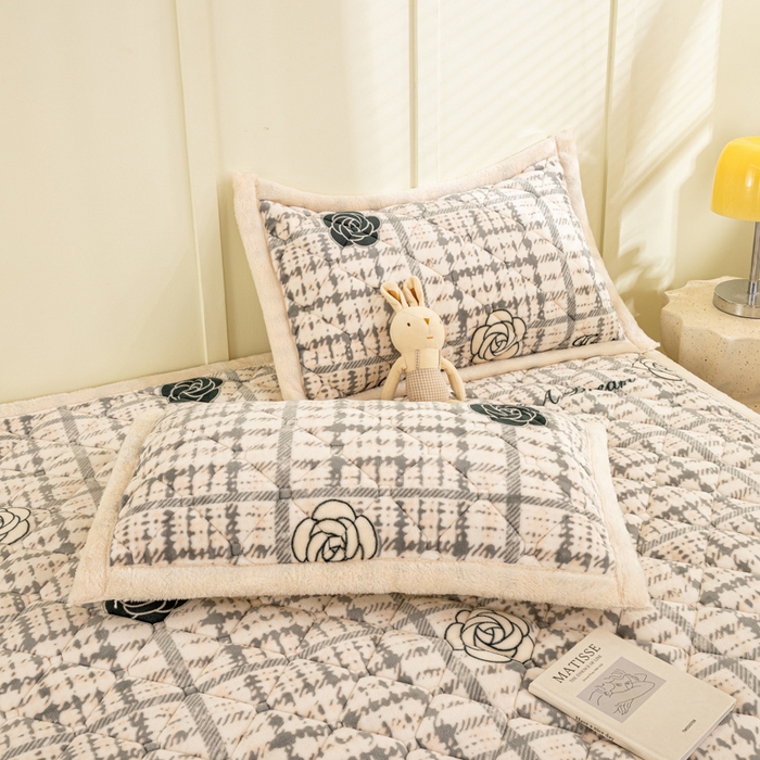 91家纺网 家纺一手货源 找家纺 慕木家纺 2025新款大床款牛奶绒印花床褥垫系列 床褥垫-黑玫瑰