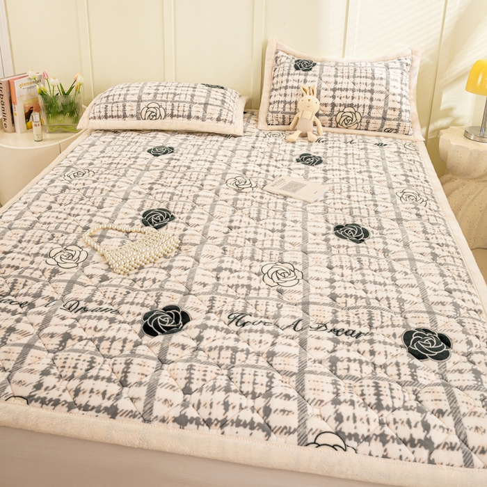 91家纺网 家纺一手货源 找家纺 慕木家纺 2025新款大床款牛奶绒印花床褥垫系列 床褥垫-黑玫瑰