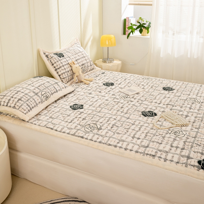 91家纺网 家纺一手货源 找家纺 慕木家纺 2025新款大床款牛奶绒印花床褥垫系列 床褥垫-黑玫瑰