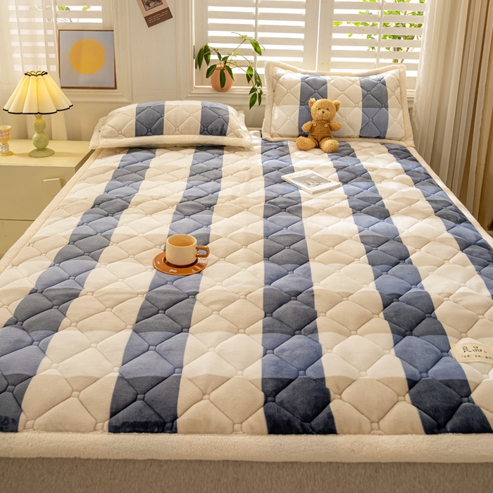 91家纺网 家纺一手货源 找家纺 慕木家纺 2025新款大床款牛奶绒印花床褥垫系列 床褥垫-蓝大格