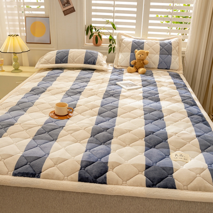 91家纺网 家纺一手货源 找家纺 慕木家纺 2025新款大床款牛奶绒印花床褥垫系列 床褥垫-蓝大格