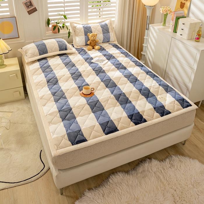 91家纺网 家纺一手货源 找家纺 慕木家纺 2025新款大床款牛奶绒印花床褥垫系列 床褥垫-蓝大格