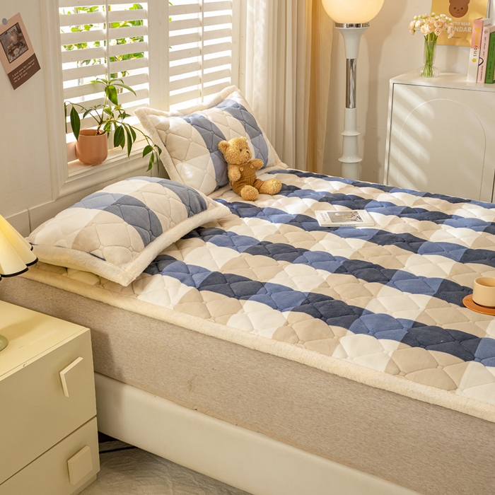 91家纺网 家纺一手货源 找家纺 慕木家纺 2025新款大床款牛奶绒印花床褥垫系列 床褥垫-蓝大格