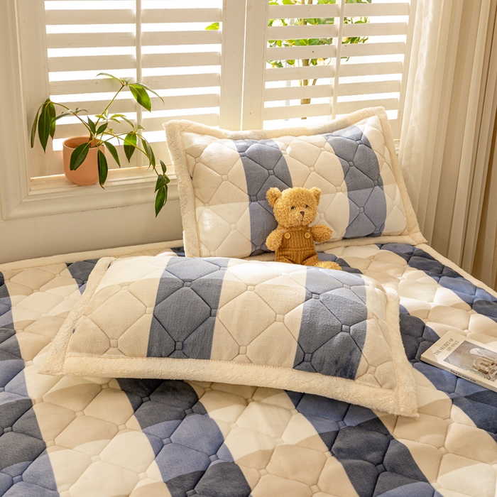 91家纺网 家纺一手货源 找家纺 慕木家纺 2025新款大床款牛奶绒印花床褥垫系列 床褥垫-蓝大格