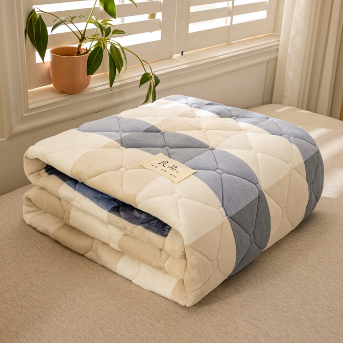 91家纺网 家纺一手货源 找家纺 慕木家纺 2025新款大床款牛奶绒印花床褥垫系列 床褥垫-蓝大格