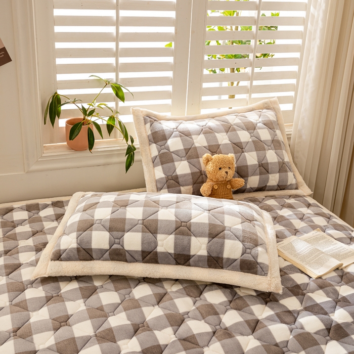 91家纺网 家纺一手货源 找家纺 慕木家纺 2025新款大床款牛奶绒印花床褥垫系列 床褥垫-灰大格