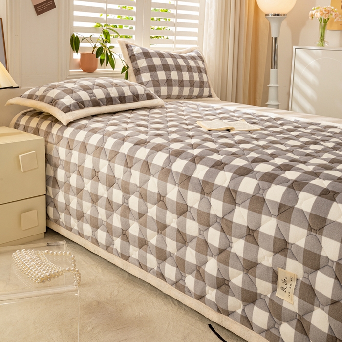 91家纺网 家纺一手货源 找家纺 慕木家纺 2025新款大床款牛奶绒印花床褥垫系列 床褥垫-灰大格