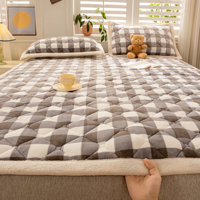 91家纺网 家纺一手货源 找家纺 慕木家纺 2025新款大床款牛奶绒印花床褥垫系列 床褥垫-灰大格