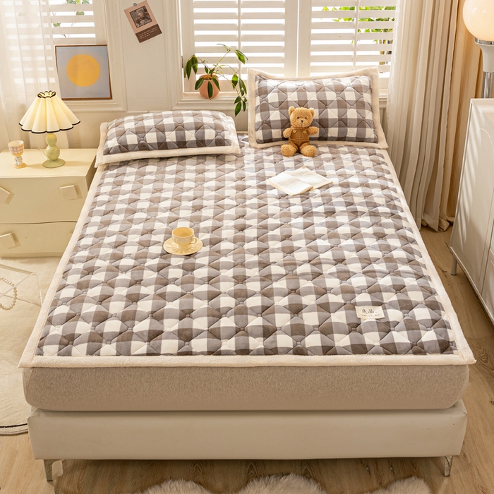 91家纺网 家纺一手货源 找家纺 慕木家纺 2025新款大床款牛奶绒印花床褥垫系列 床褥垫-灰大格