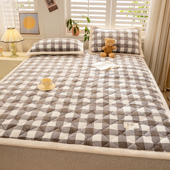 91家纺网 家纺一手货源 找家纺 慕木家纺 2025新款大床款牛奶绒印花床褥垫系列 床褥垫-灰大格