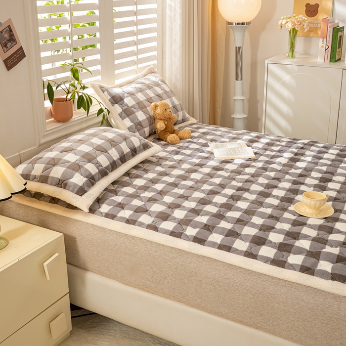 91家纺网 家纺一手货源 找家纺 慕木家纺 2025新款大床款牛奶绒印花床褥垫系列 床褥垫-灰大格