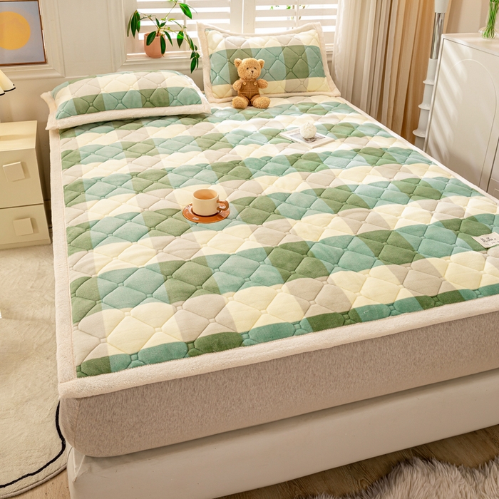 91家纺网 家纺一手货源 找家纺 慕木家纺 2025新款大床款牛奶绒印花床褥垫系列 床褥垫-绿大格