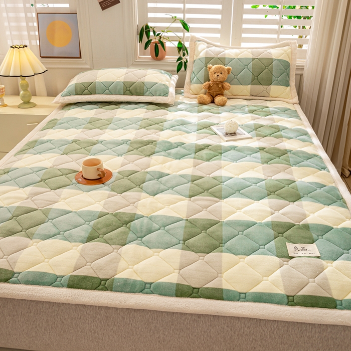 91家纺网 家纺一手货源 找家纺 慕木家纺 2025新款大床款牛奶绒印花床褥垫系列 床褥垫-绿大格