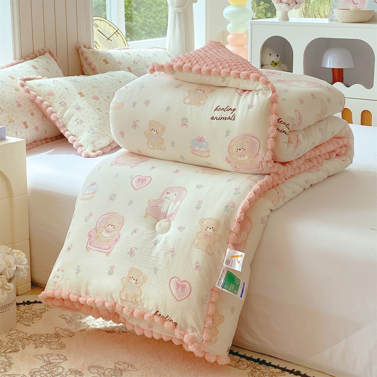 91家纺网 家纺一手货源 找家纺 宝士康家纺 2025新品毛球花边豆豆绒被子被芯冬被/春秋被/被芯/跨境外贸 花乡小熊