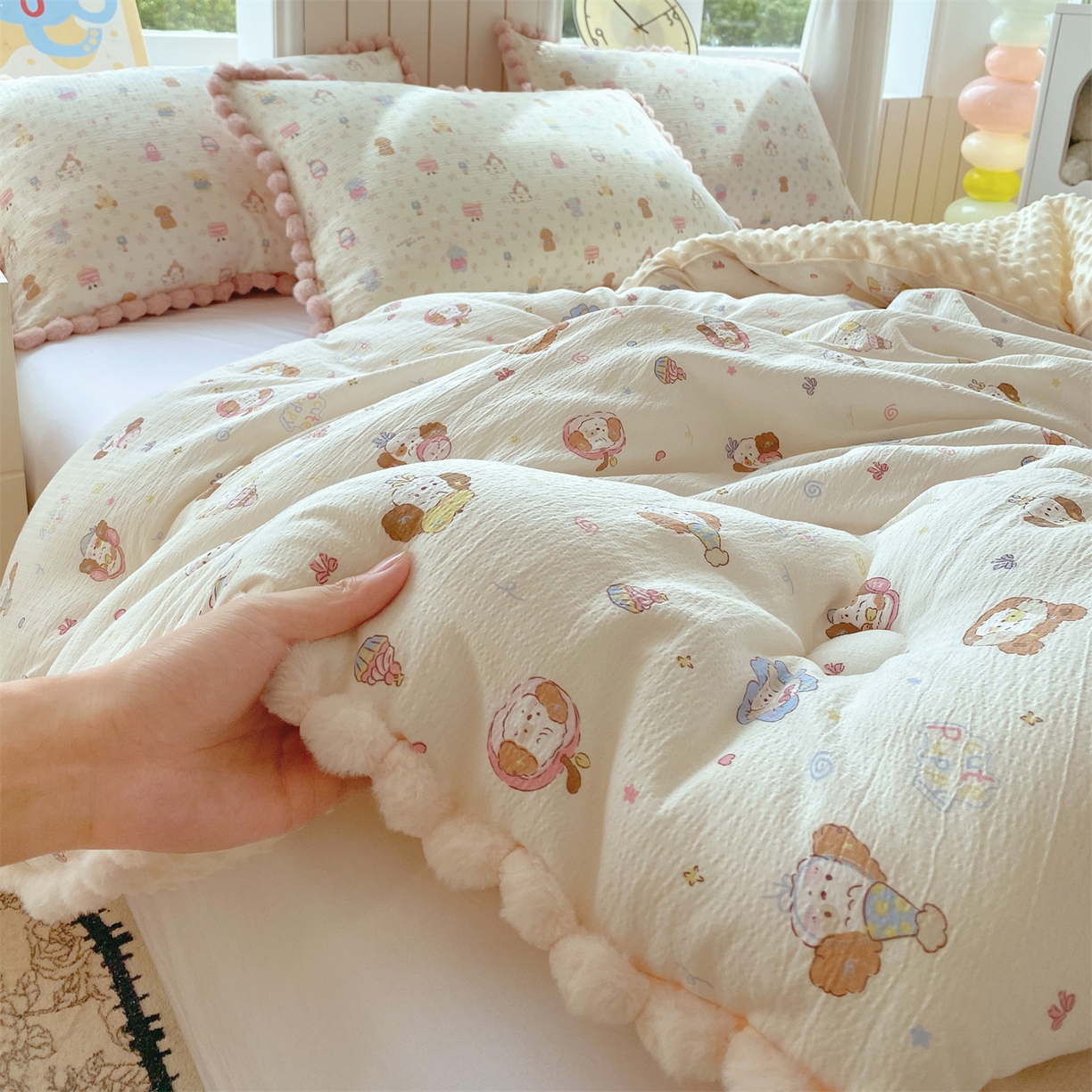 91家纺网 家纺一手货源 找家纺 宝士康家纺 2025新品毛球花边豆豆绒被子被芯冬被/春秋被/被芯/跨境外贸 松饼小狗