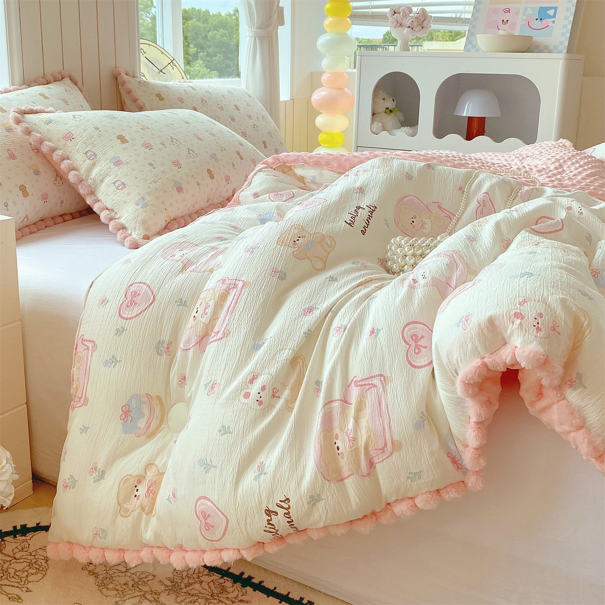 91家纺网 家纺一手货源 找家纺 宝士康家纺 2025新品毛球花边豆豆绒被子被芯冬被/春秋被/被芯/跨境外贸 花乡小熊