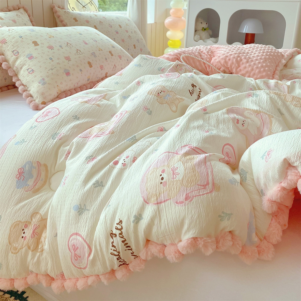 91家纺网 家纺一手货源 找家纺 宝士康家纺 2025新品毛球花边豆豆绒被子被芯冬被/春秋被/被芯/跨境外贸 花乡小熊