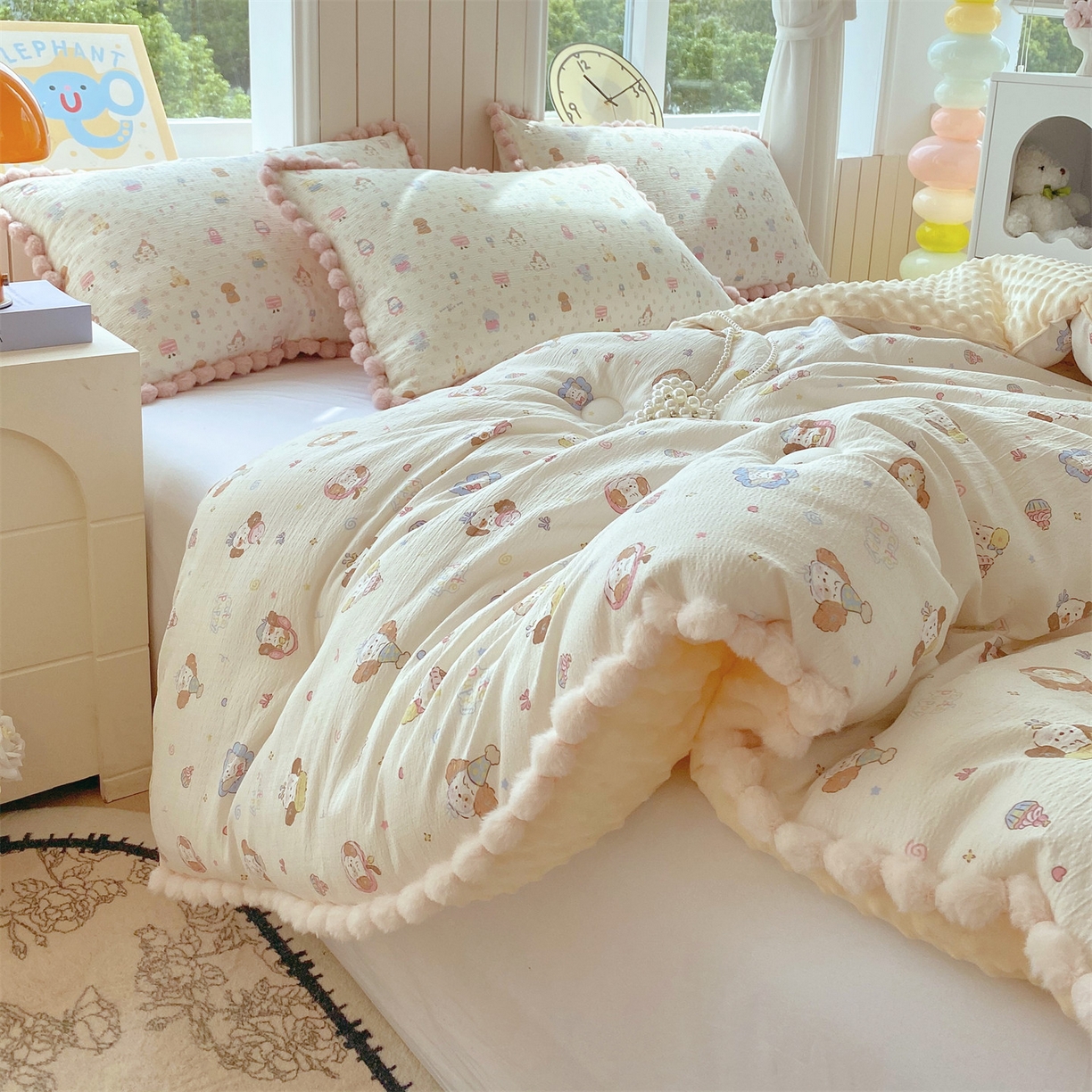 91家纺网 家纺一手货源 找家纺 宝士康家纺 2025新品毛球花边豆豆绒被子被芯冬被/春秋被/被芯/跨境外贸 松饼小狗