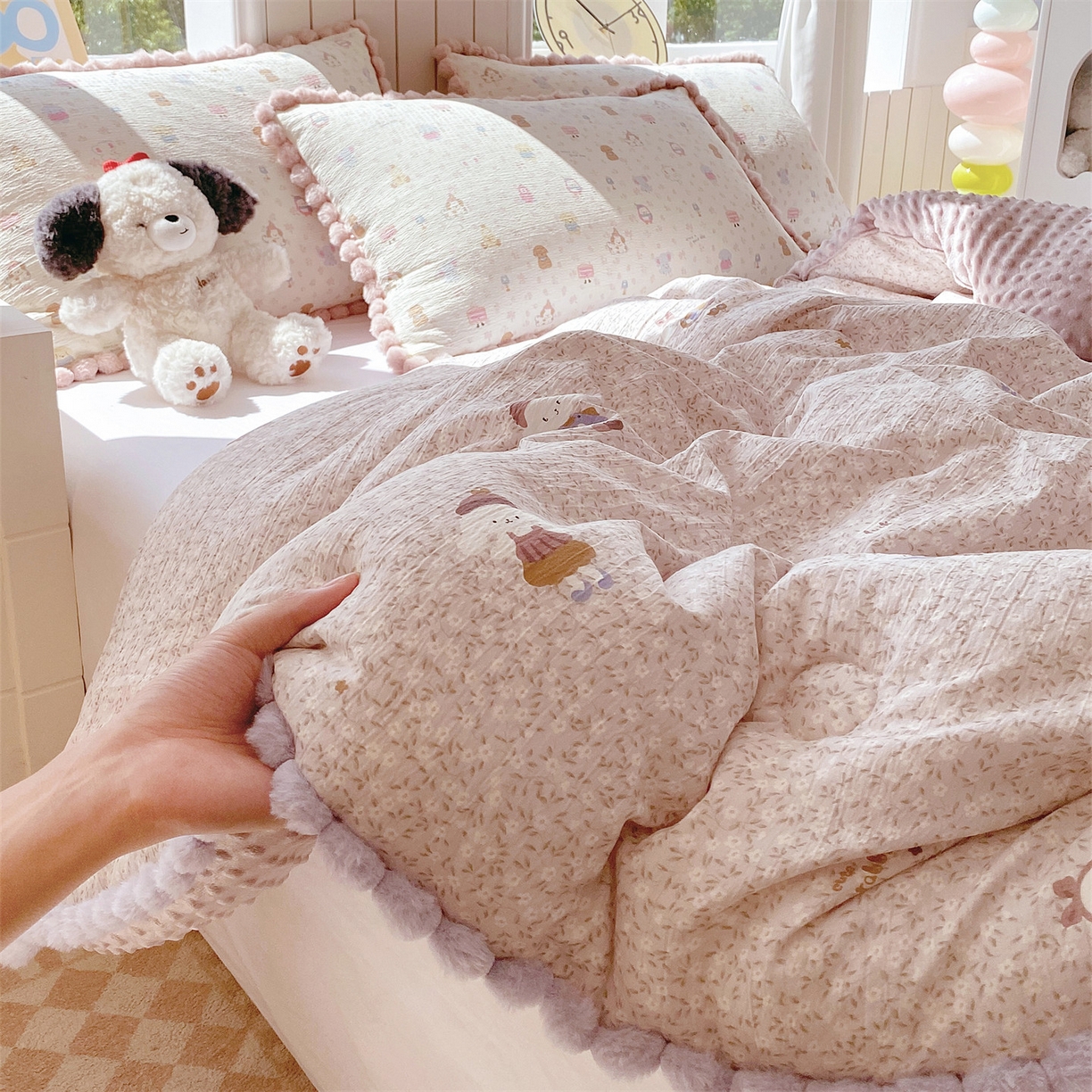 91家纺网 家纺一手货源 找家纺 宝士康家纺 2025新品毛球花边豆豆绒被子被芯冬被/春秋被/被芯/跨境外贸 花间采趣