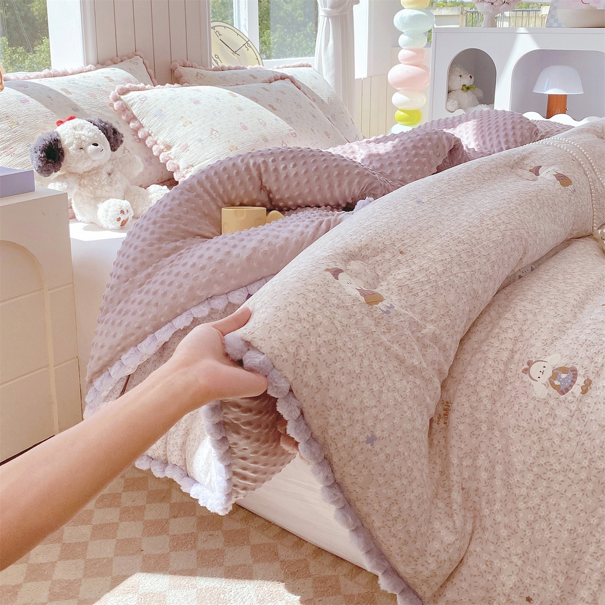 91家纺网 家纺一手货源 找家纺 宝士康家纺 2025新品毛球花边豆豆绒被子被芯冬被/春秋被/被芯/跨境外贸 花间采趣