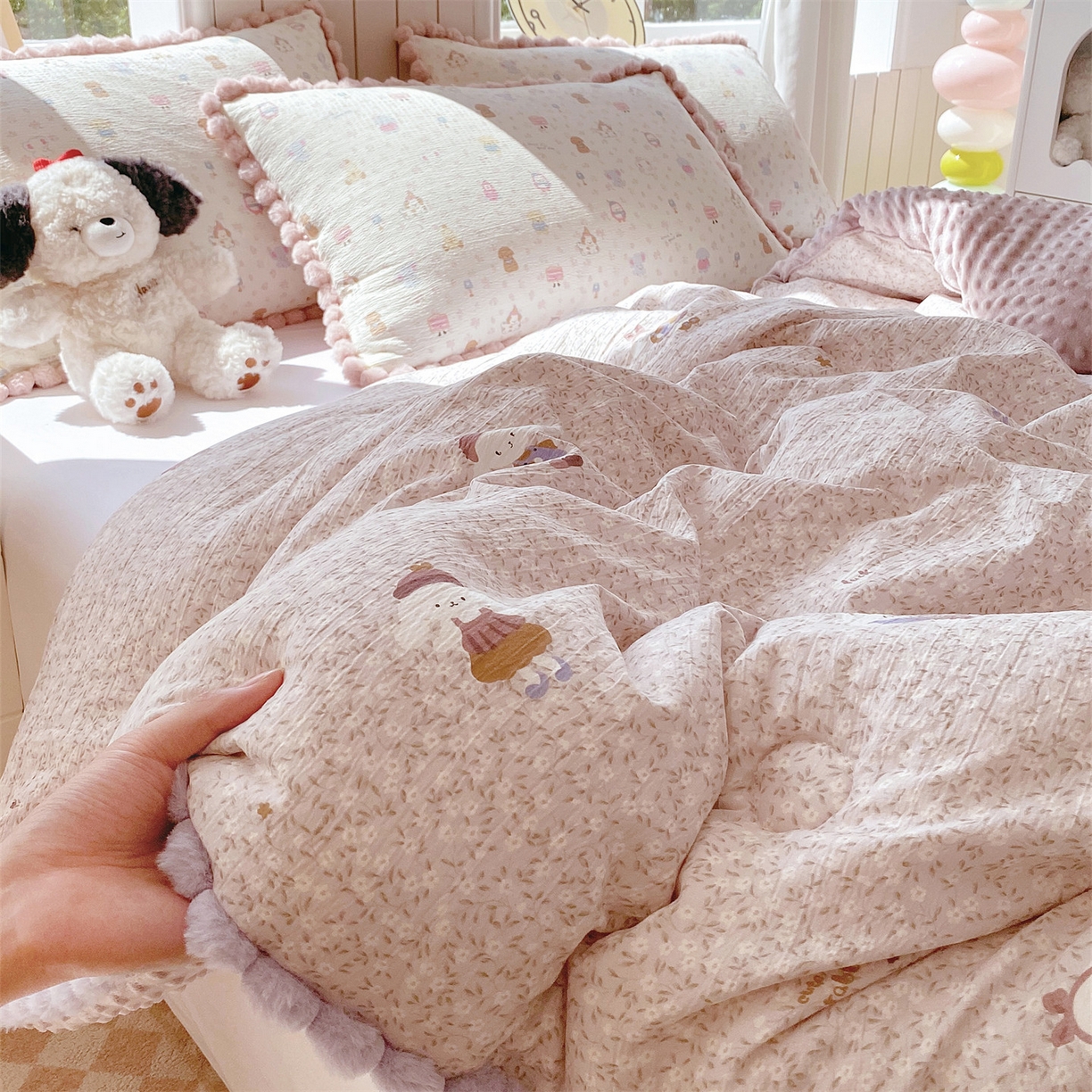 91家纺网 家纺一手货源 找家纺 宝士康家纺 2025新品毛球花边豆豆绒被子被芯冬被/春秋被/被芯/跨境外贸 花间采趣