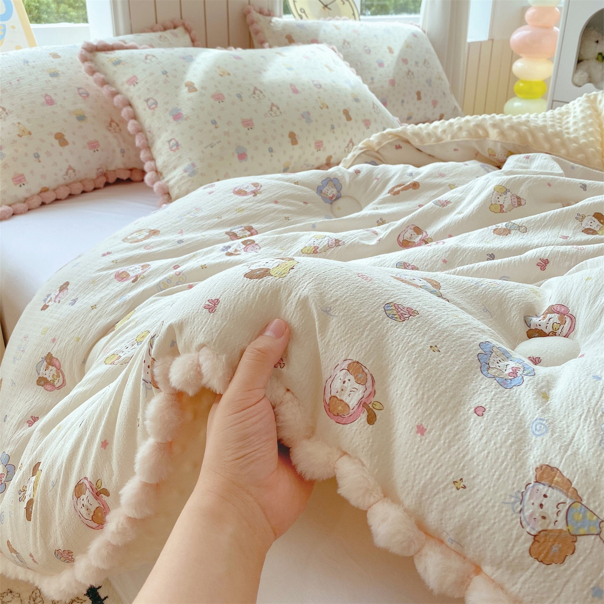 91家纺网 家纺一手货源 找家纺 宝士康家纺 2025新品毛球花边豆豆绒被子被芯冬被/春秋被/被芯/跨境外贸 松饼小狗