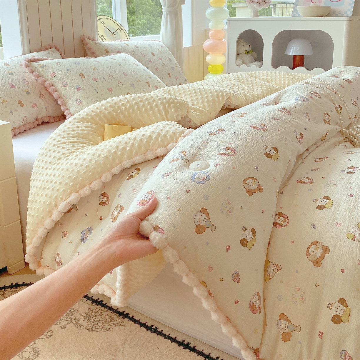 91家纺网 家纺一手货源 找家纺 宝士康家纺 2025新品毛球花边豆豆绒被子被芯冬被/春秋被/被芯/跨境外贸 松饼小狗