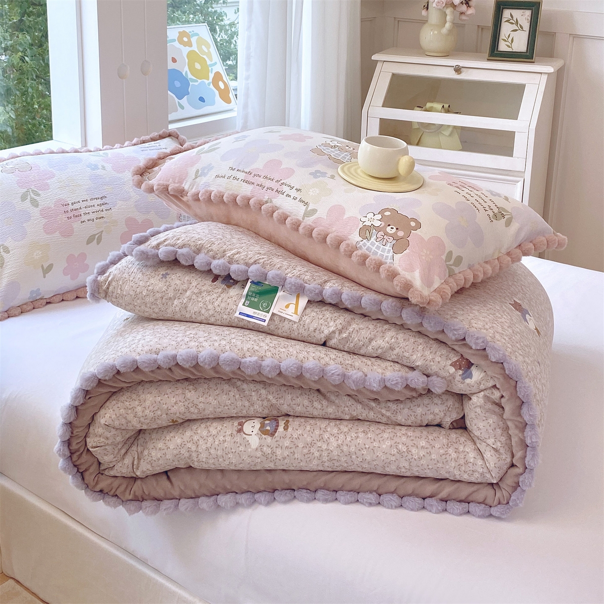 91家纺网 家纺一手货源 找家纺 宝士康家纺 2025新品毛球花边豆豆绒被子被芯冬被/春秋被/被芯/跨境外贸 花间采趣