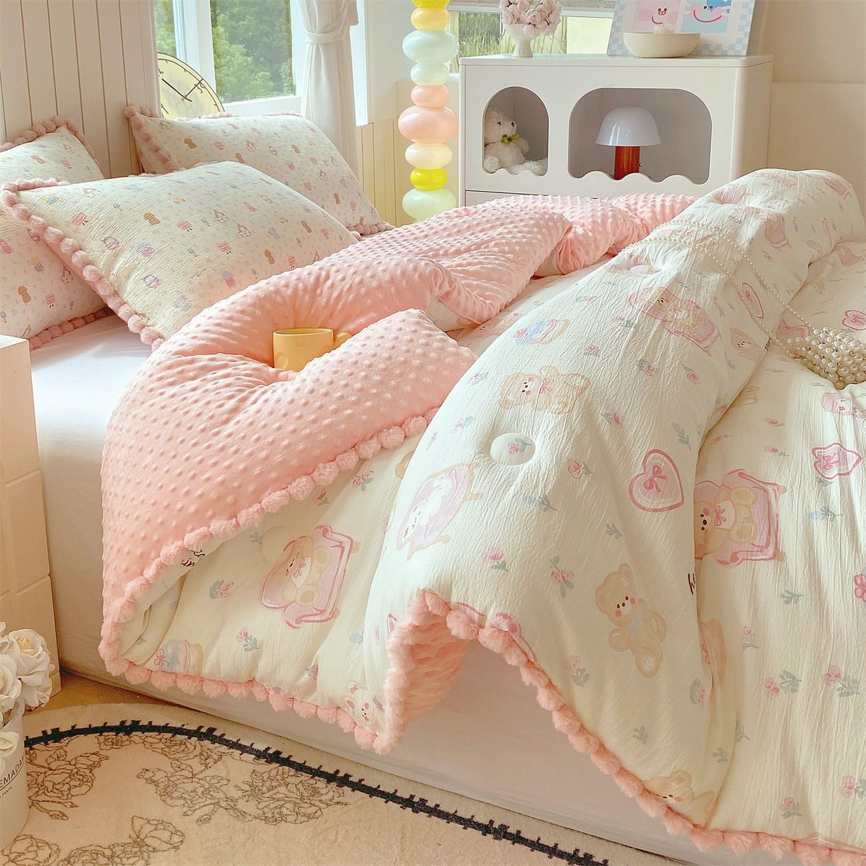 91家纺网 家纺一手货源 找家纺 宝士康家纺 2025新品毛球花边豆豆绒被子被芯冬被/春秋被/被芯/跨境外贸 花乡小熊