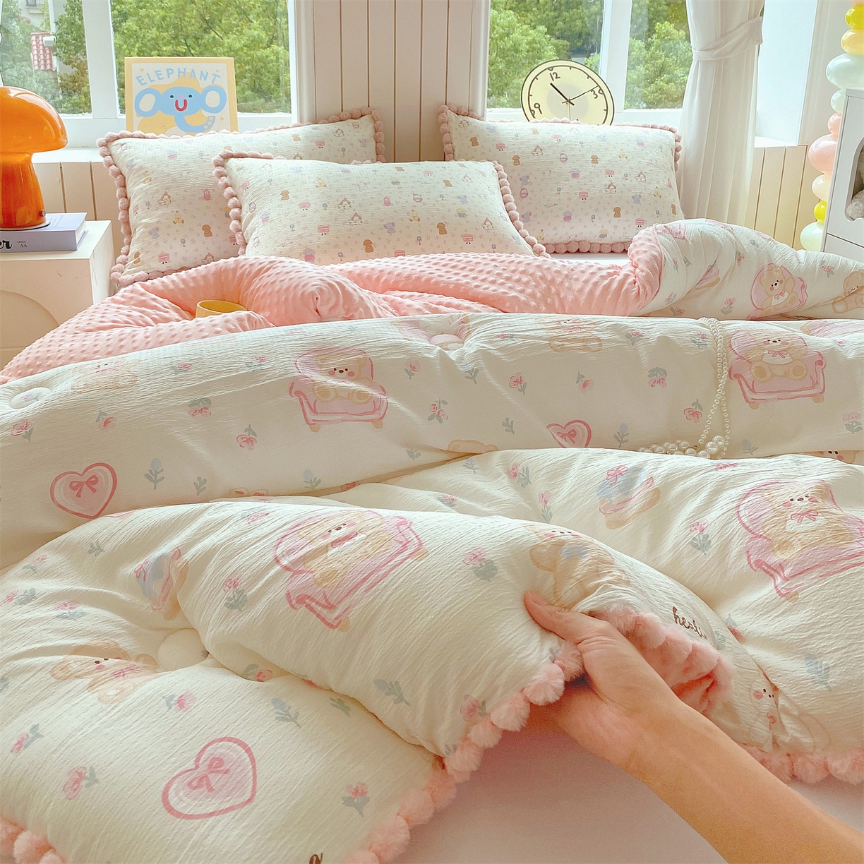 91家纺网 家纺一手货源 找家纺 宝士康家纺 2025新品毛球花边豆豆绒被子被芯冬被/春秋被/被芯/跨境外贸 花乡小熊