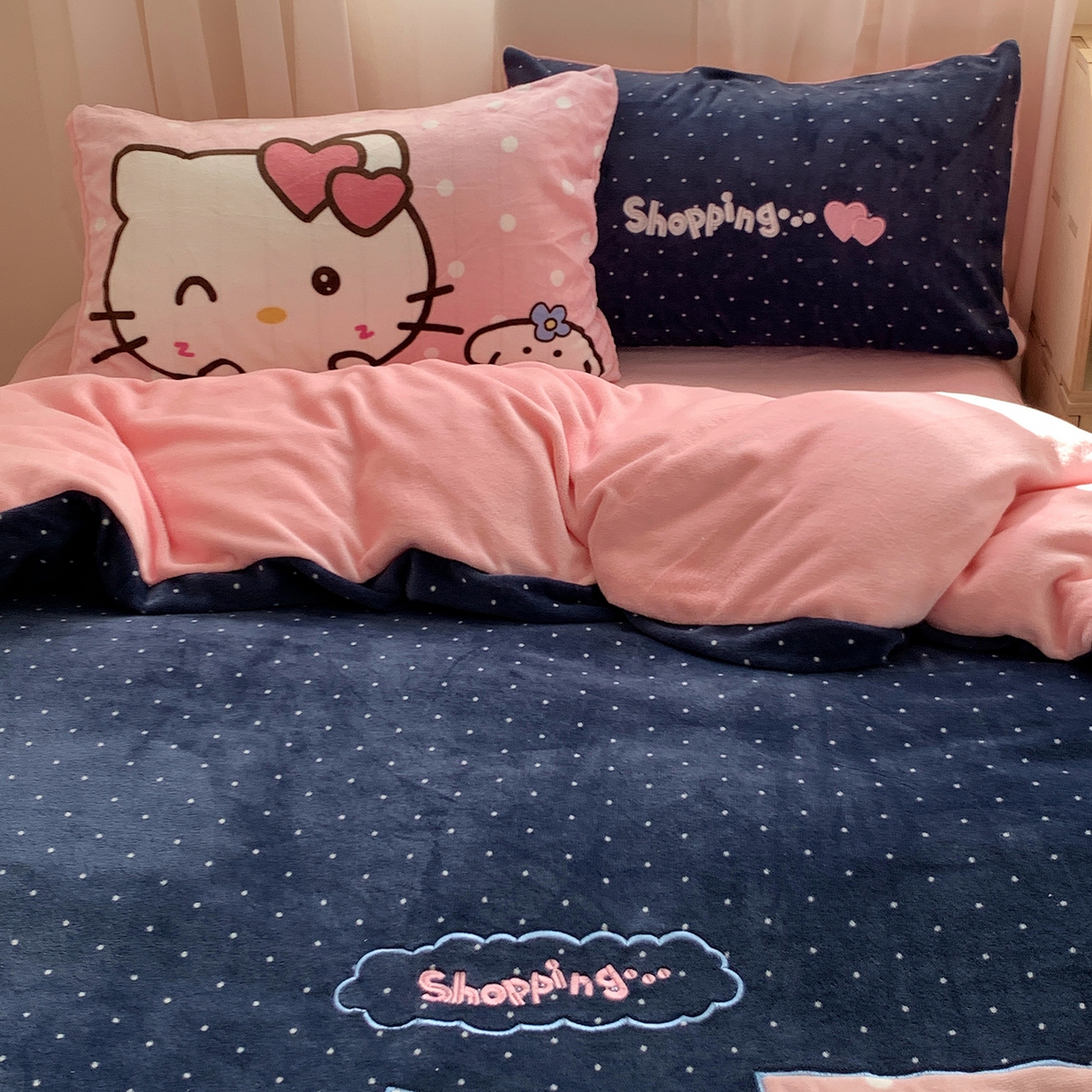 91家纺网 家纺一手货源 找家纺 桃喜 2025新款亲肤卡通系列四件套 拼接甜心猫