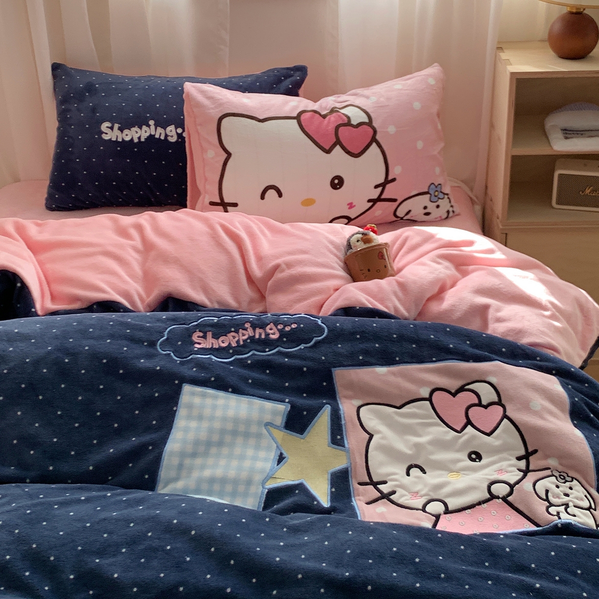 91家纺网 家纺一手货源 找家纺 桃喜 2025新款亲肤卡通系列四件套 拼接甜心猫