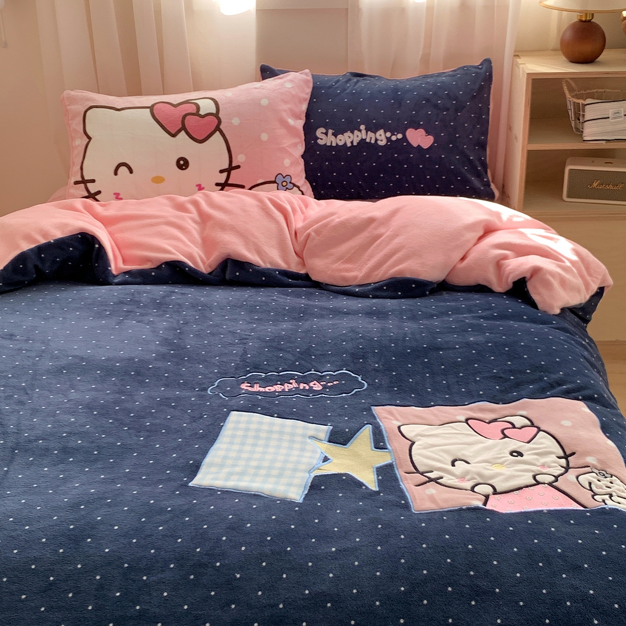 91家纺网 家纺一手货源 找家纺 桃喜 2025新款亲肤卡通系列四件套 拼接甜心猫