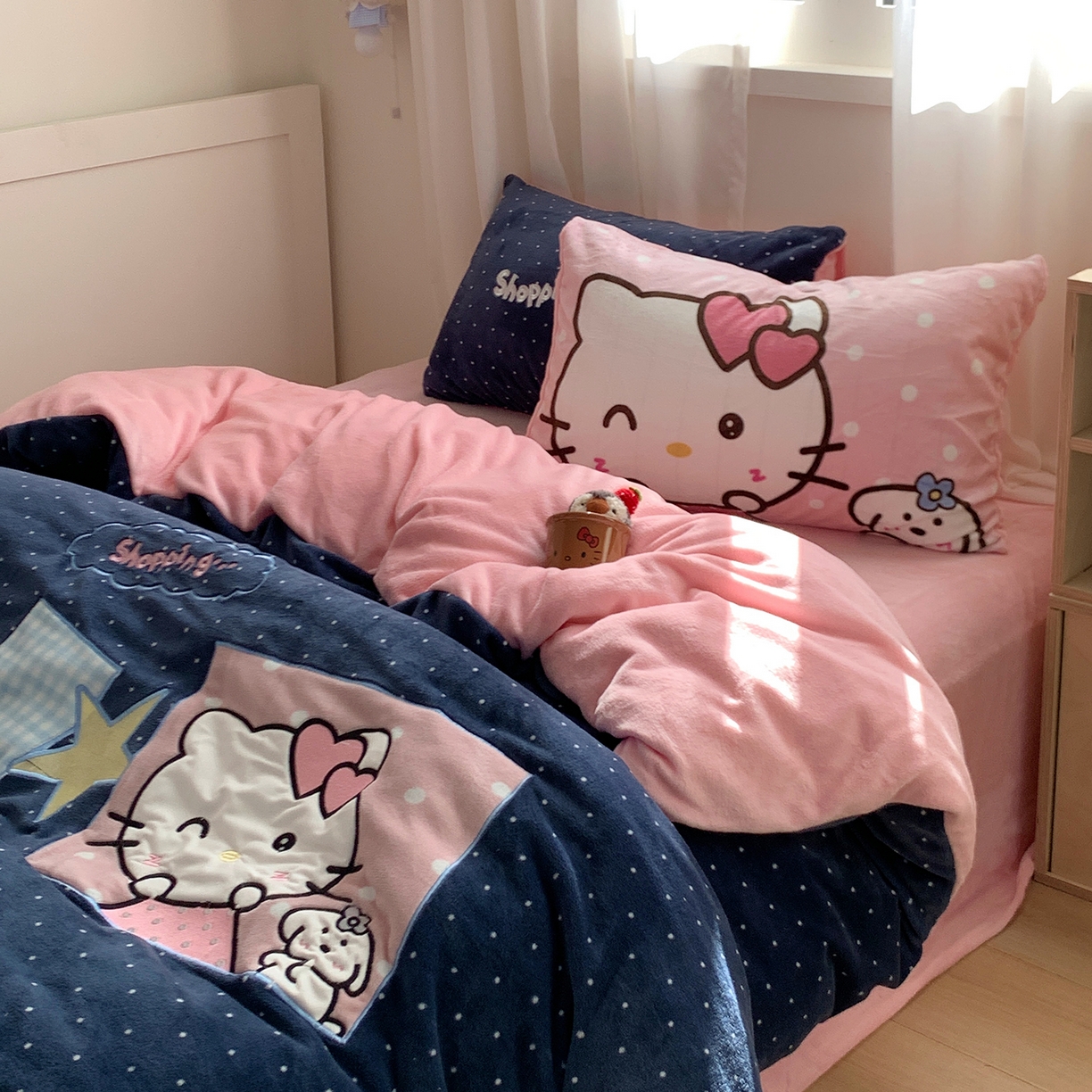 91家纺网 家纺一手货源 找家纺 桃喜 2025新款亲肤卡通系列四件套 拼接甜心猫