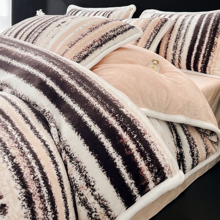 91家纺网 家纺一手货源 找家纺 诺梵2025新款牛8斤奶绒印花包边四件套简尚-粉