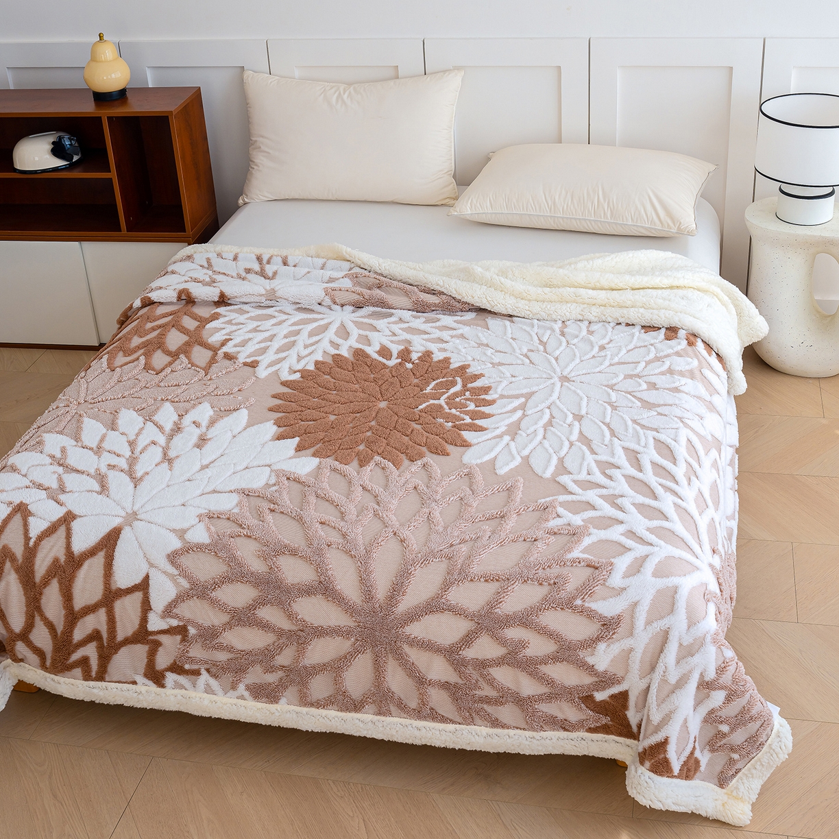 91家纺网 家纺一手货源 找家纺 （总）枋梢家纺 2025新款万花筒阳离子提花镂空塔芙绒羊羔绒保暖午睡双层毛毯办公室盖毯