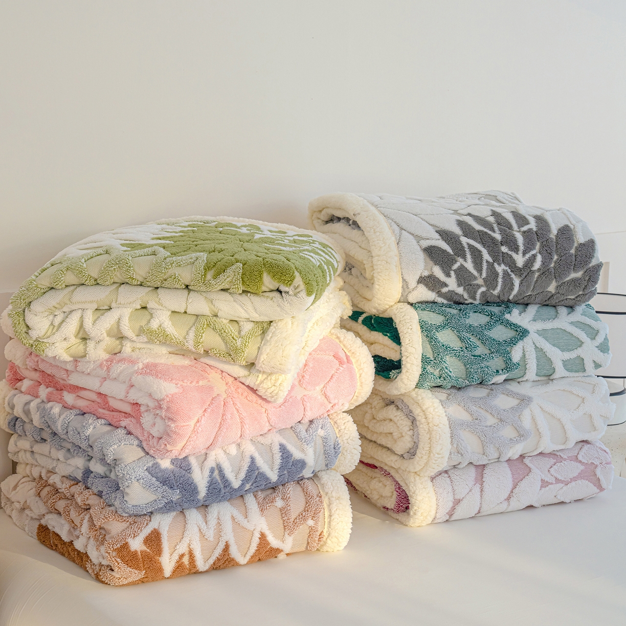 91家纺网 家纺一手货源 找家纺 （总）枋梢家纺 2025新款万花筒阳离子提花镂空塔芙绒羊羔绒保暖午睡双层毛毯办公室盖毯